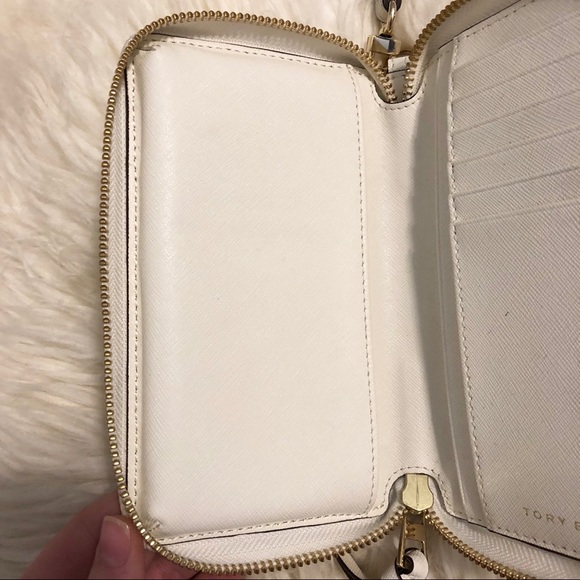 Tory Burch Robinson Crosshatch Smartphone - Picture 5 of 8